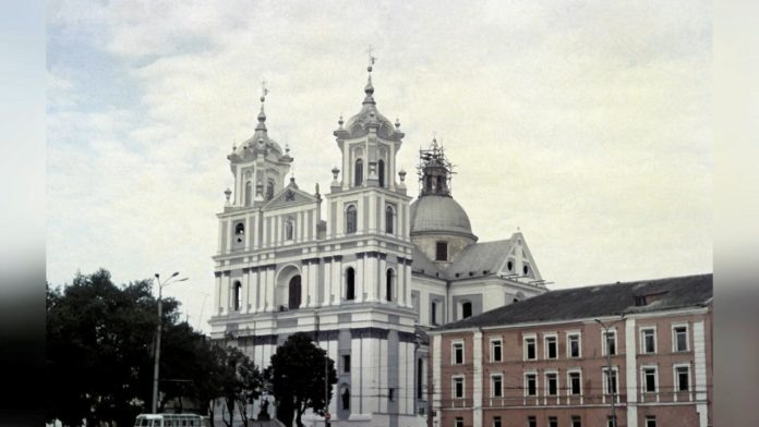 
Фарный костел в г. Гродно. 1980-е гг. Источник: https://autogrodno.by/images/2023/03/Grodno-1988-god-foto-03.jpg