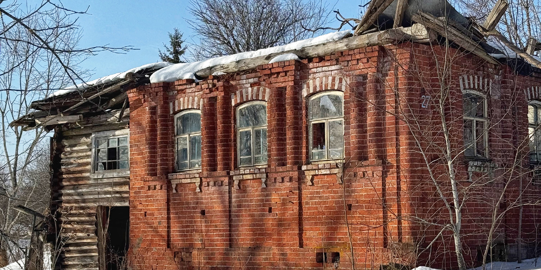 Вымирающая деревня Овинец: разрушенные крестьянские дома некогда крупнейшего селения