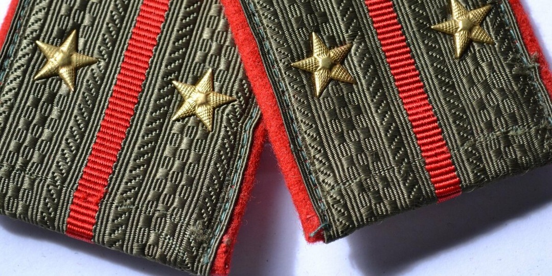 На момент зачисления ему было 25 лет + 4 года учёбы - выпустился 29-летним лейтенантом...