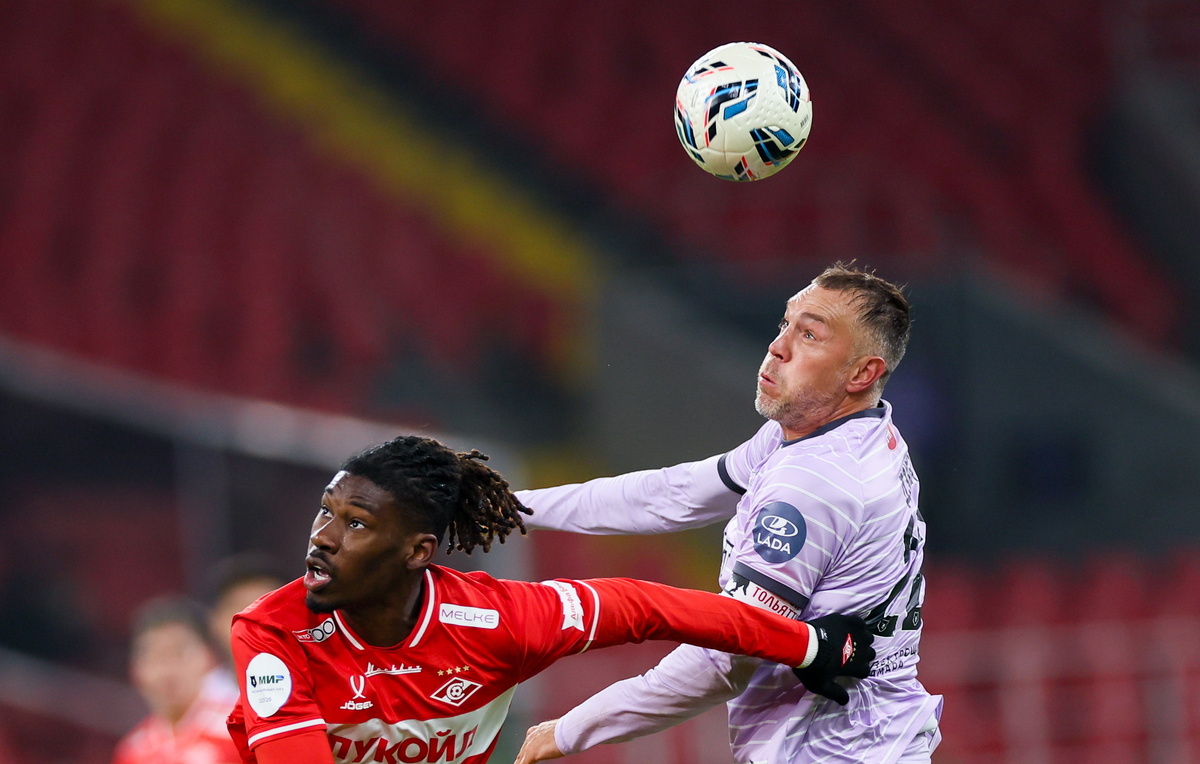    Защитник "Спартака" Кристофер Ву и форвард "Акрона" Артем Дзюба  Сергей Савостьянов/ТАСС