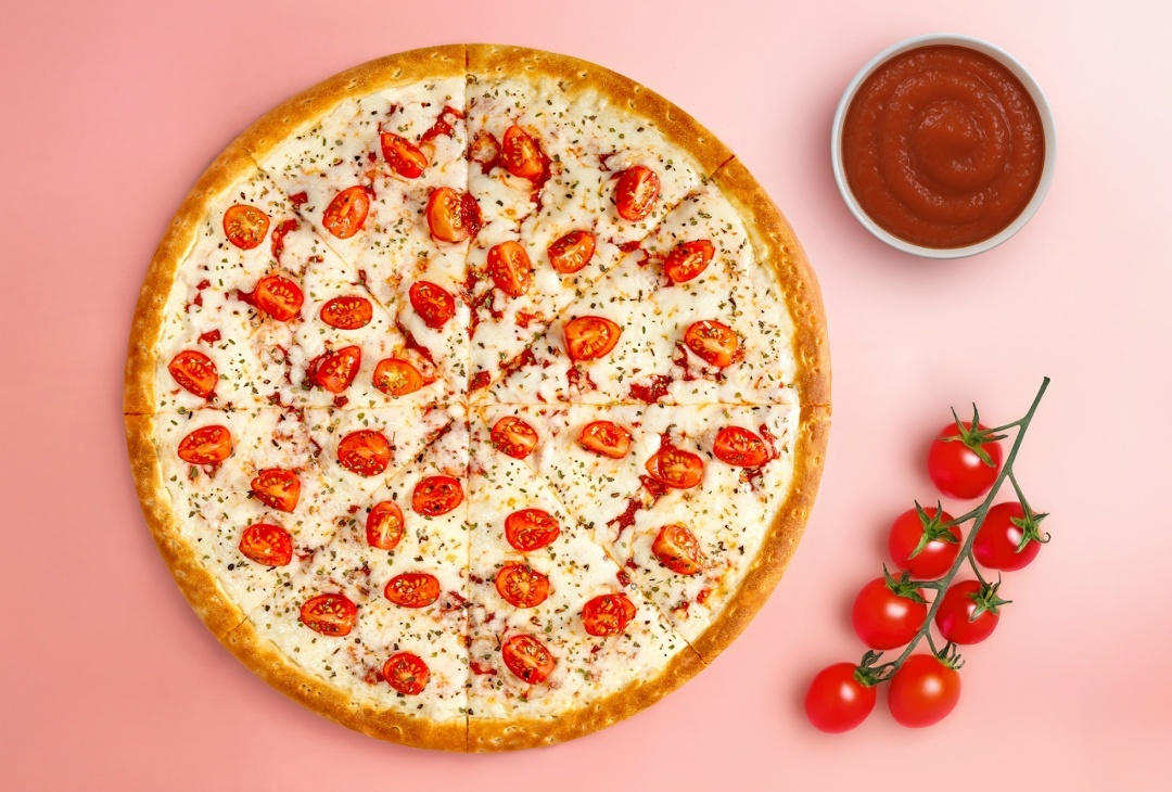 Пицца Маргарита с томатным соусом, моцареллой, пармезаном, черри и орегано