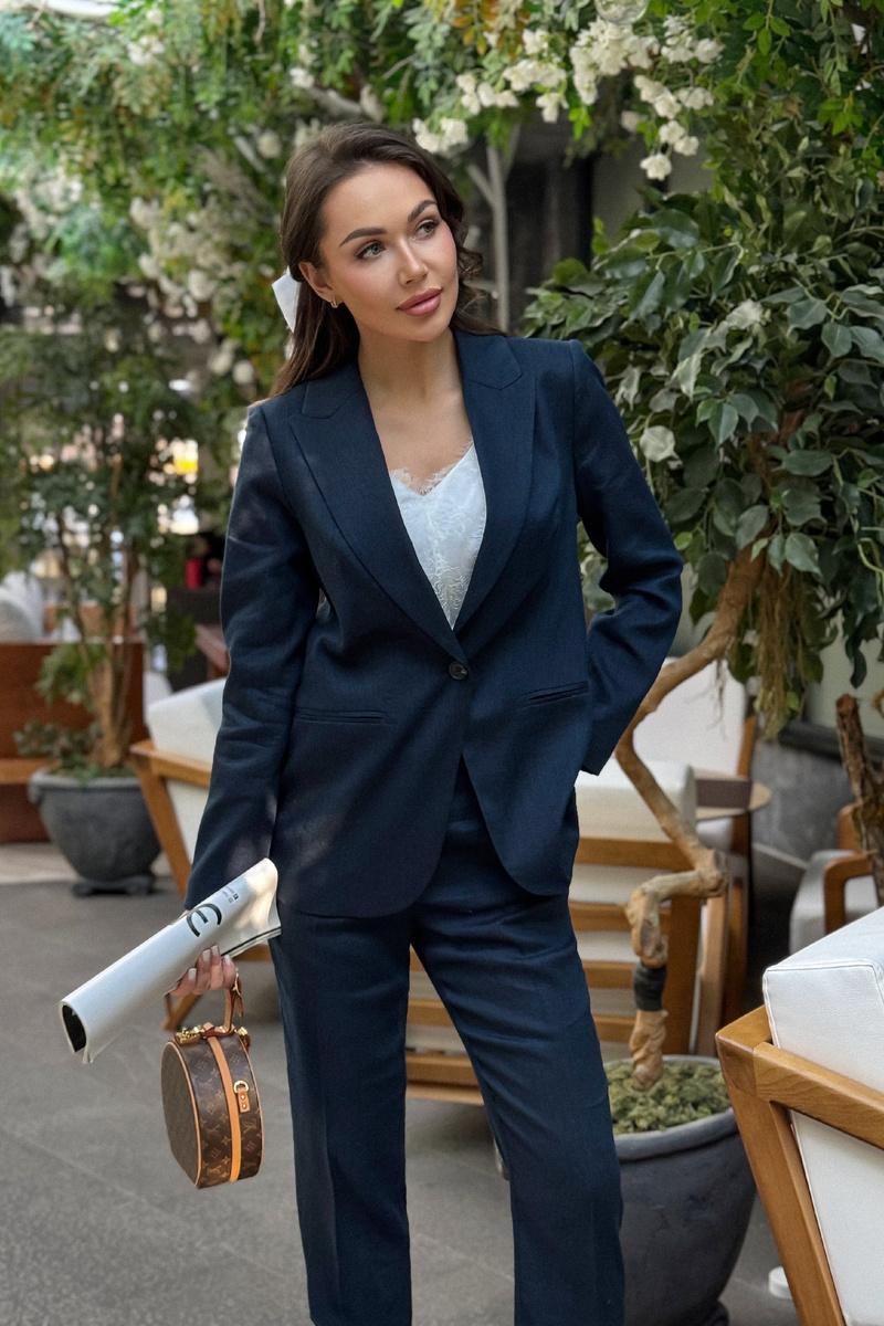 Льняной костюм женский брючный в темно-синем оттенке URS - это тот самый «собранный» комплект, который выручает, когда нужно выглядеть уверенно и уместно.