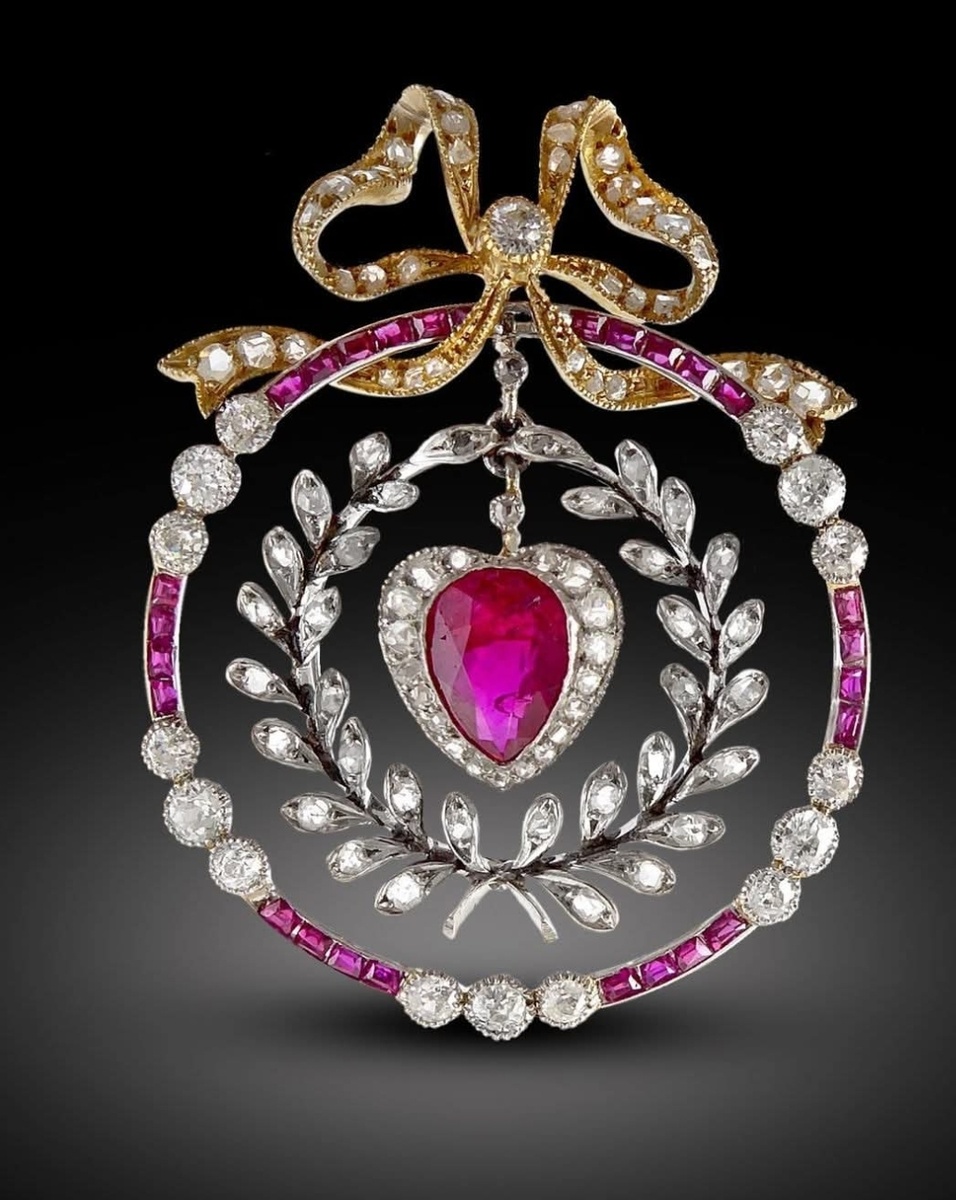 Подвеска с бриллиантами и рубинами.
