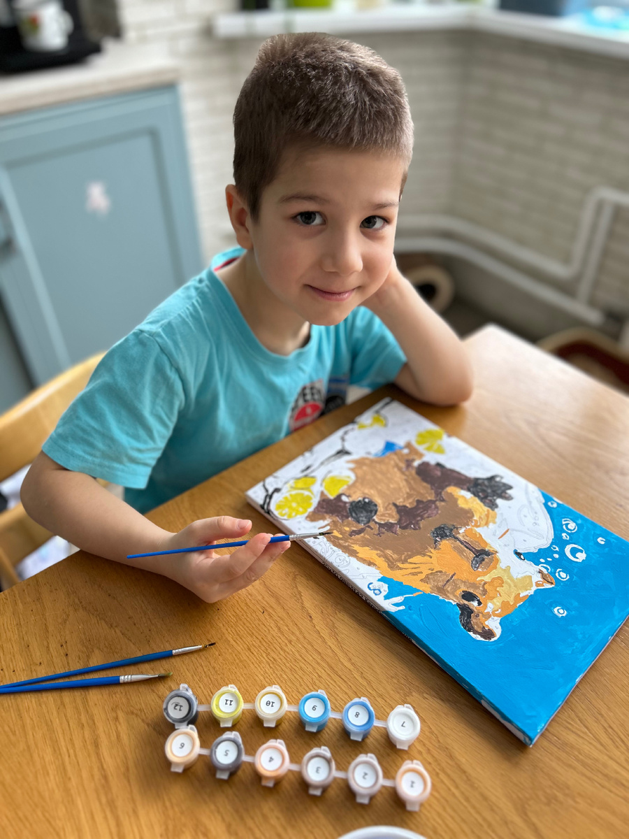 Фото автора. Коля раскрашивает картину по номерам 