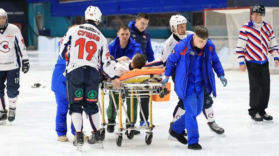    Сергей Филатов покидает лед на носилках.ХК «Енисей» соцсети