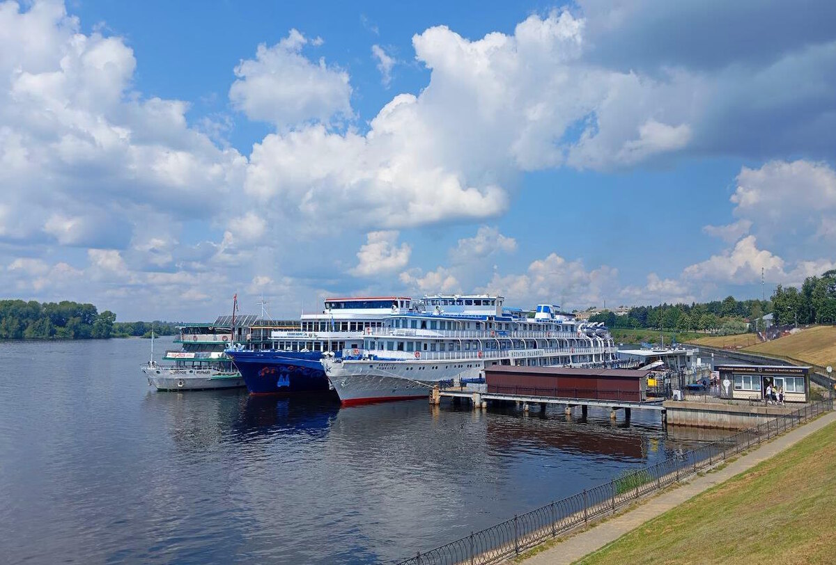 У причалов древнего Углича всегда много теплоходов