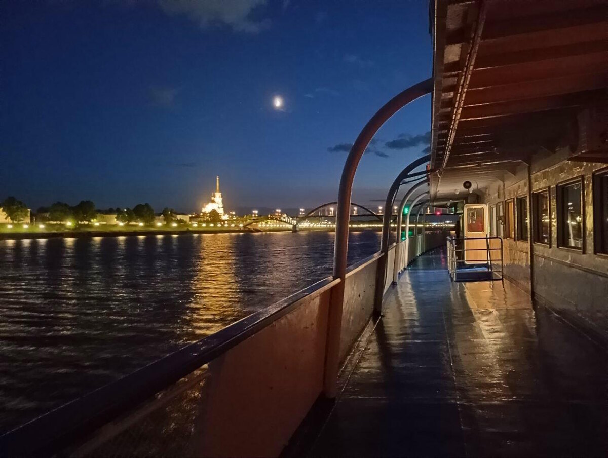 С борта теплохода Рыбинск выглядит прекрасно, особенно в вечерней подсветке