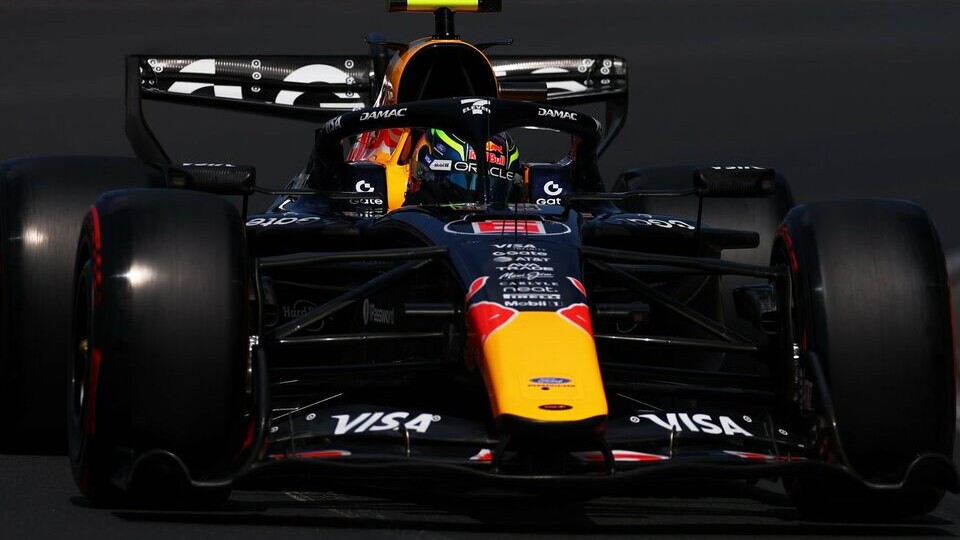 Лоран Мекис: Машина Red Bull на секунду медленнее лидеров