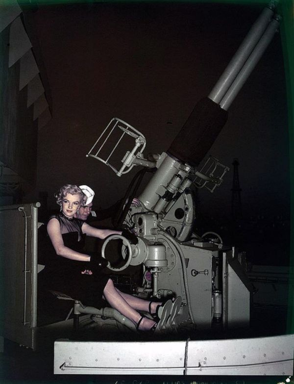 Мэрилин Монро на борту эсминца USS Benham (DD-796). 19.06.1951 Листаем >