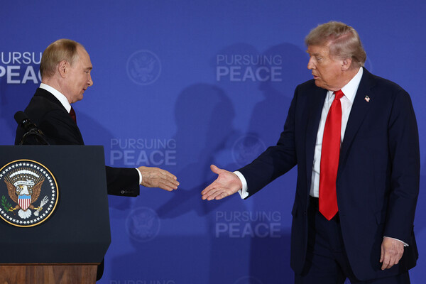 Рукопожатие президента РФ Владимира Путина и президента США Дональда Трампа во время пресс-конференции на военной базе Эльмендорф - Ричардсон на Аляске, 16 августа 2025 года / Сергей Булкин/РИА Новости   📷