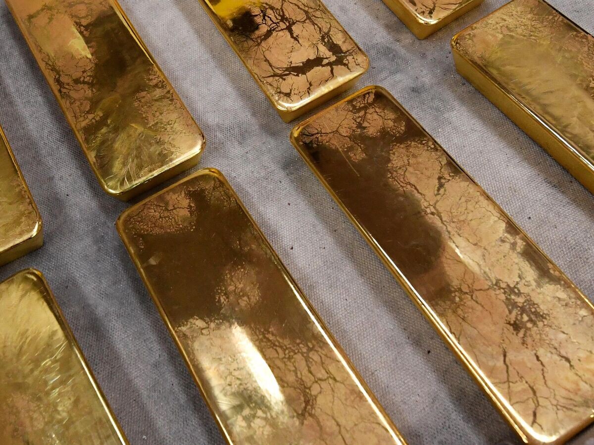    Свежеотлитые слитки золота высшей пробы 99,99 процента чистоты | © РИА Новости / Илья Наймушин