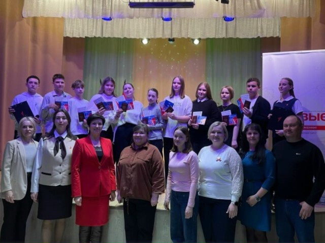 В муниципалитетах Тверской области будущим избирателям вручили паспорта