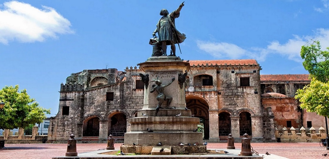 САНТО-ДОМИНГО - старейший город Вест-Индии, основанный в 1496 году губернатором Бартоломэ Колумбом. Остатки испанской крепости и памятник его брату - Христофору Колумбу. (Яндекс Картинки - rosegardening.org)