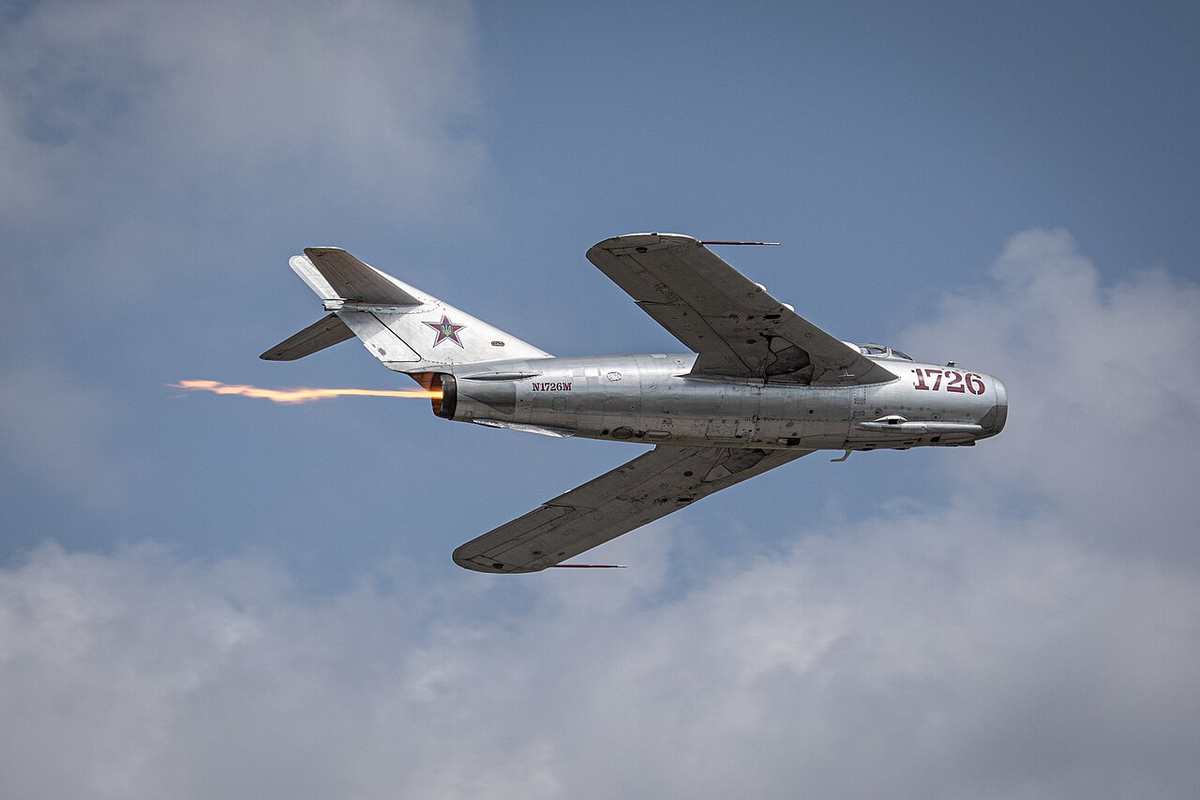 МиГ-17 — советский реактивный истребитель.