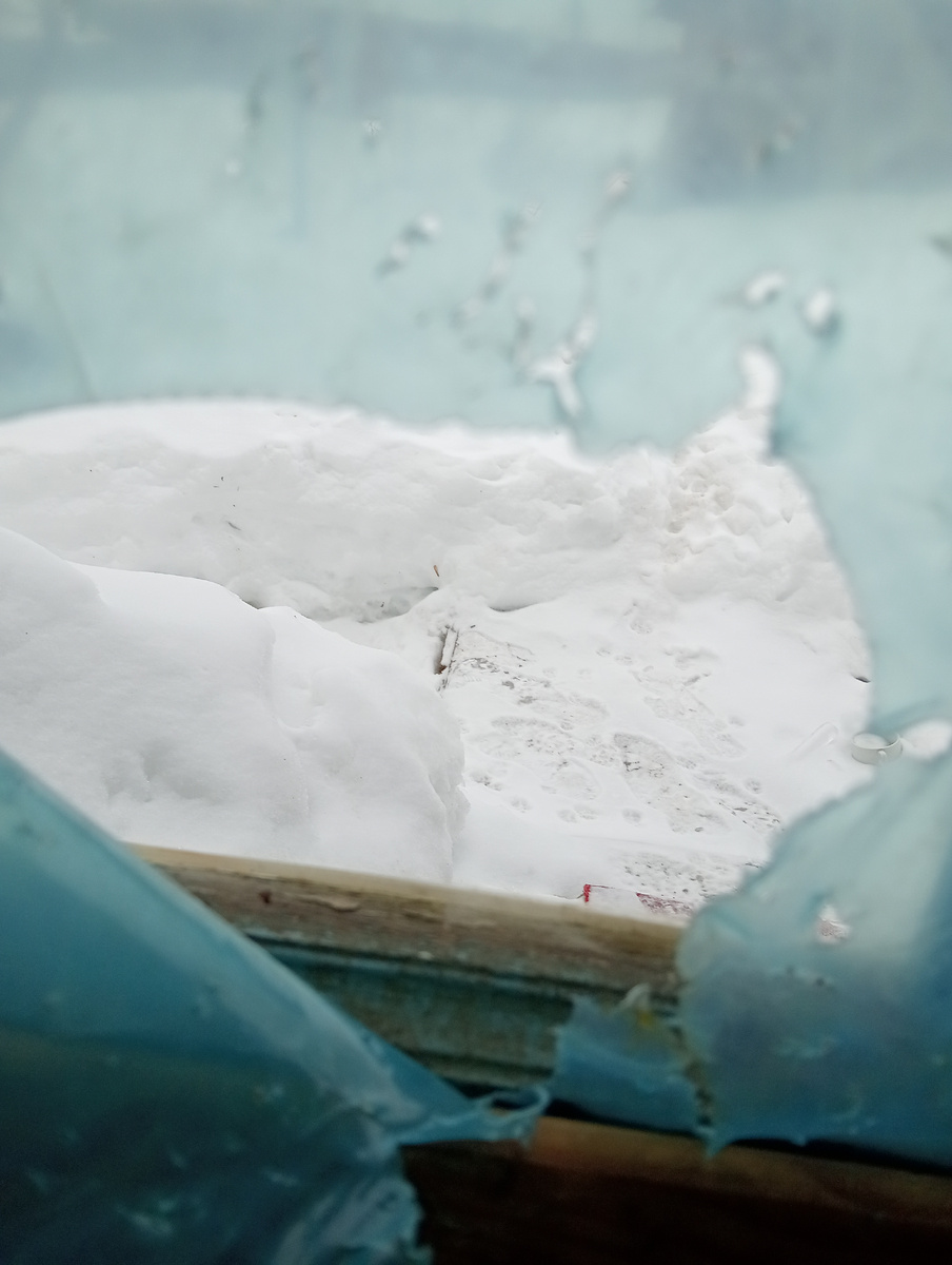 Это мы так сделали!!! Плёнку прогрызли, окошко открыли!