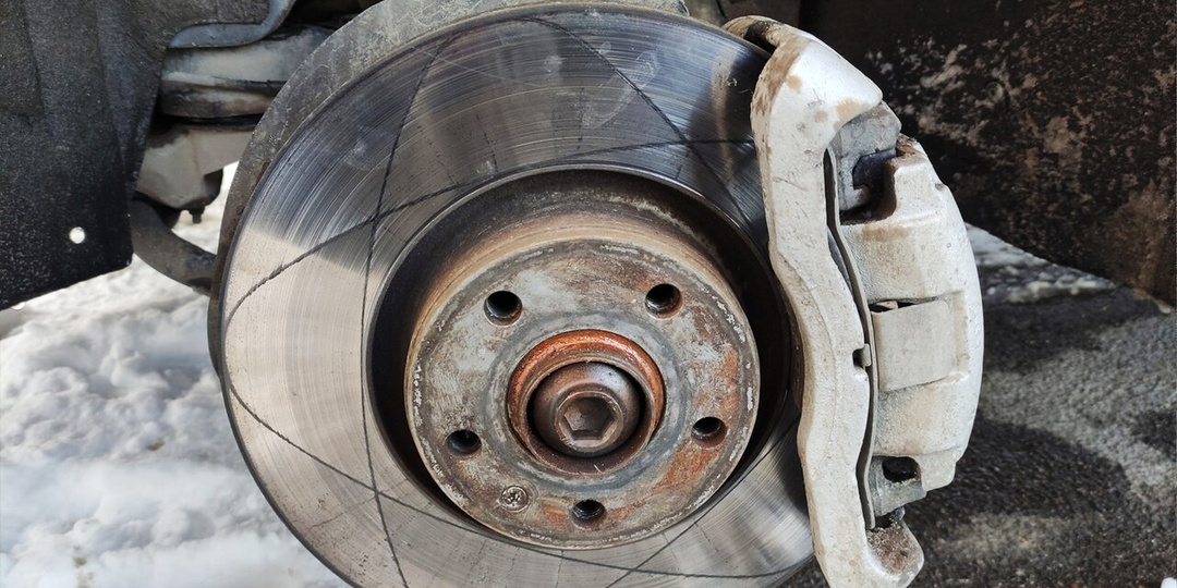 При торможении бьет в руль: Поставил новые тормоза, заменил колеса – проблема не исчезла. Откуда берется вибрация?