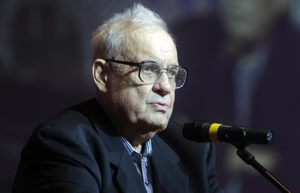 Эльдар Александрович Рязанов (18 ноября 1927, Самара, СССР — 30 ноября 2015, Москва, Россия) — советский и российский кинорежиссёр, сценарист, актёр, поэт, драматург, телеведущий, педагог, продюсер.