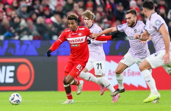    Жедсон Фернандеш («Спартак»), Дмитрий Пестряков («Акрон») и Хетаг Хосонов («Акрон») во время матча.Сергей Савостьянов/ТАСС