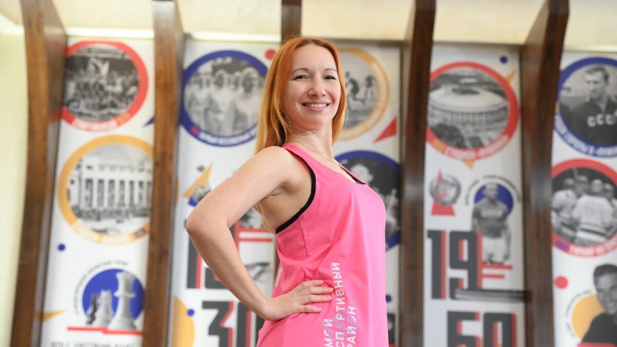    Тренер проекта «Мой спортивный район» Вероника Устьянова готовится к первому занятию по зумбе — фитнесу на основе латиноамериканских танцев в павильоне «Физкультура и спорт» на ВДНХ / Фото: Пелагия Замятина / Вечерняя Москва