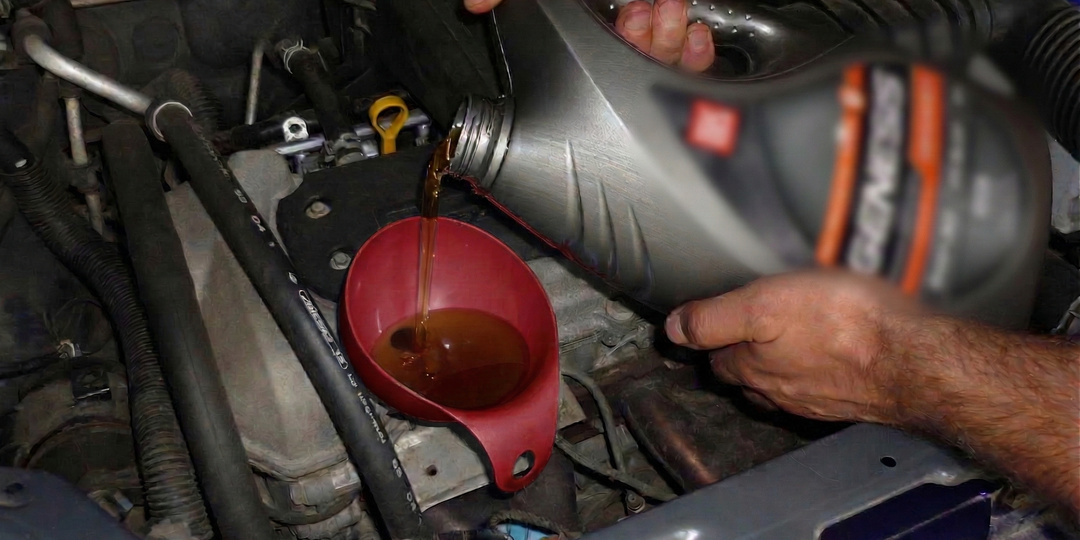 Какое моторное масло заливать при пробеге 150 000 км: вязкость, состав и распространённые ошибки