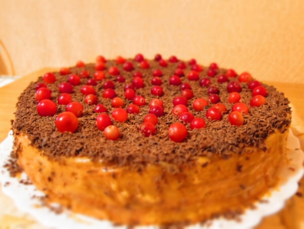 Начну с хвастовства. Этот торт сделала я сама – на день рождения кумы. Успех у него был колоссальный, поэтому былорешено повторить.