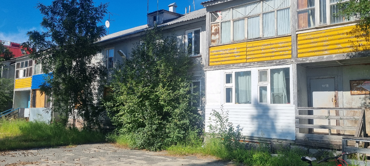 Аварийный дом 1980-х годов в городе Ноябрьске Ямало-Ненецкого автономного округа