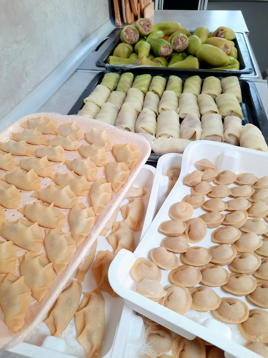 Начала по немногу готовить.