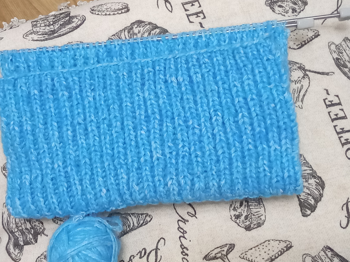 Продолжаю вязать шапку 