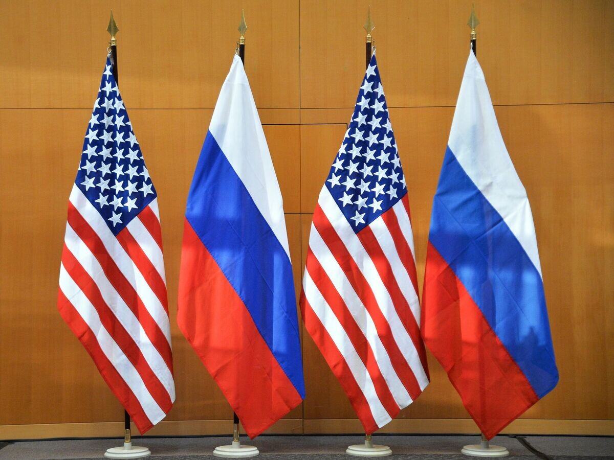    Государственные флаги России и США во время двусторонних переговоров по безопасности между США и Россией в Женеве | © РИА Новости / Алексей Витвицкий