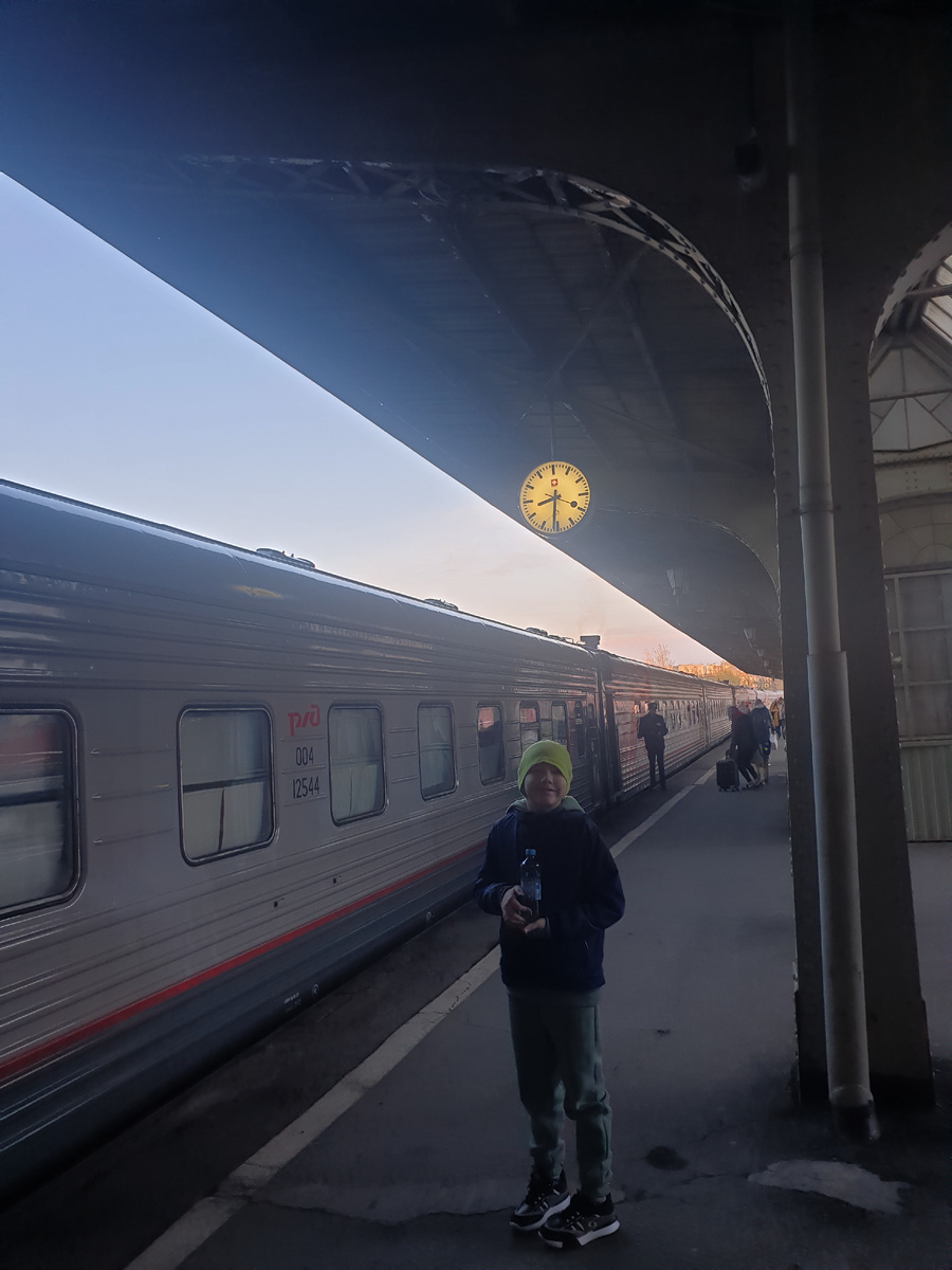 В 20:30 выехали и утром в 6 были в Витебске. В составе было 26 вагонов.