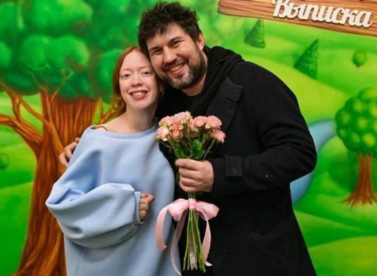    Арина и ее муж Бари Алибасов-младшийКадр из видео