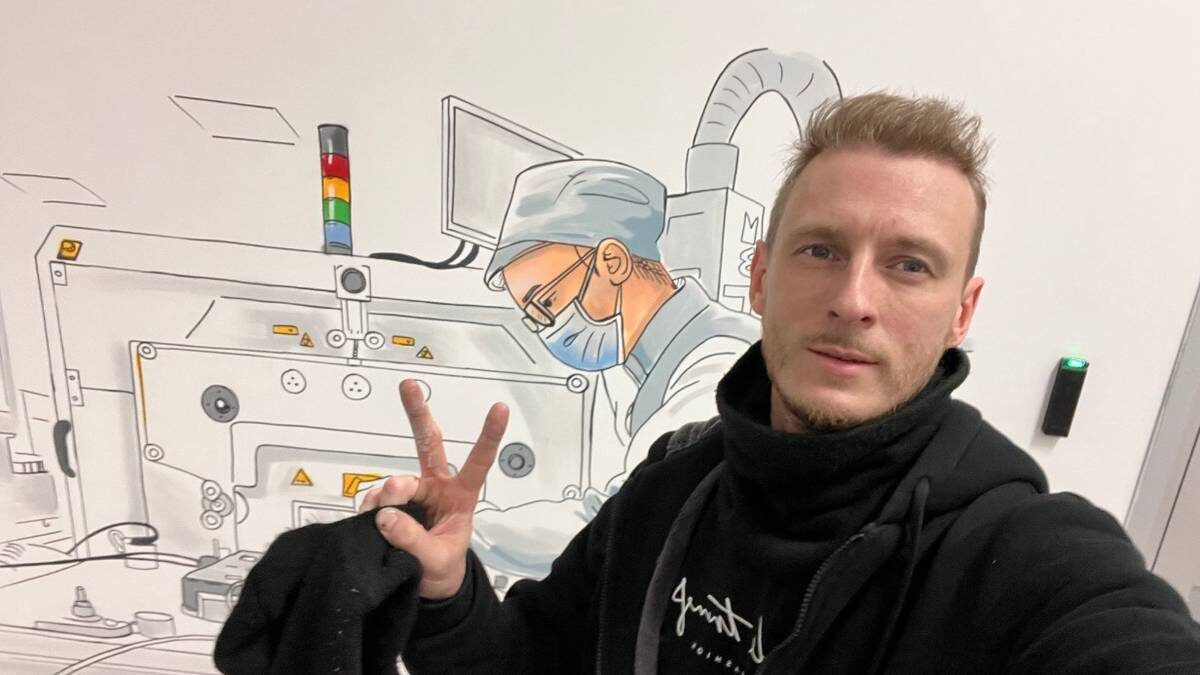    Художник Алексей Бевзенко на фоне своих работ на площадке особой экономической зоны / Фото: Личный архив