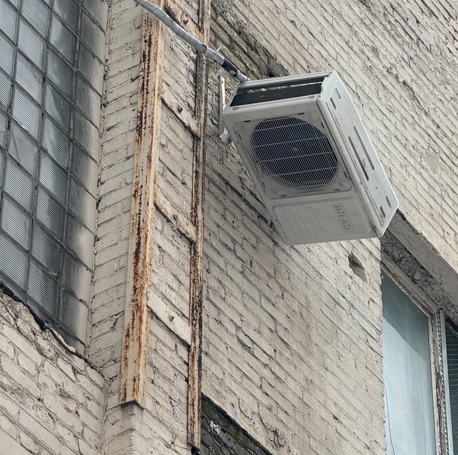 Кондиционер упал под тяжестью снега.