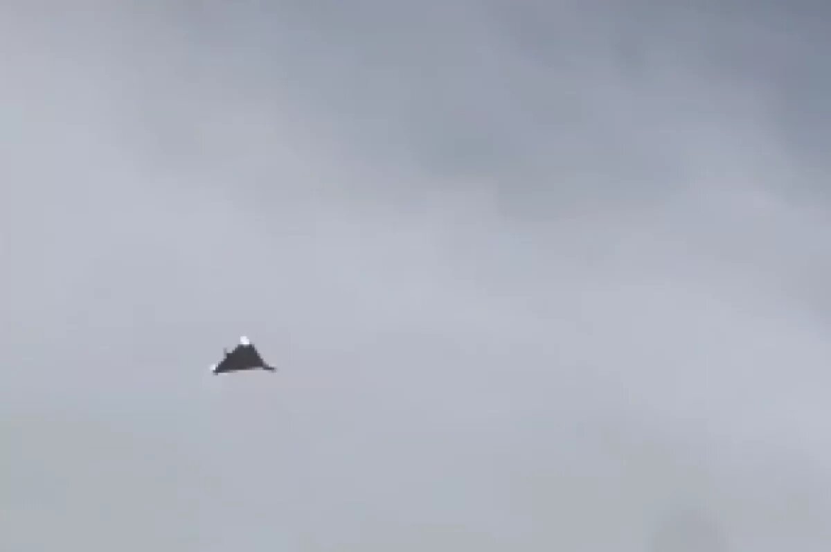    В Сети появились кадры погони F-16 за иранским дроном над пляжем в Дубае