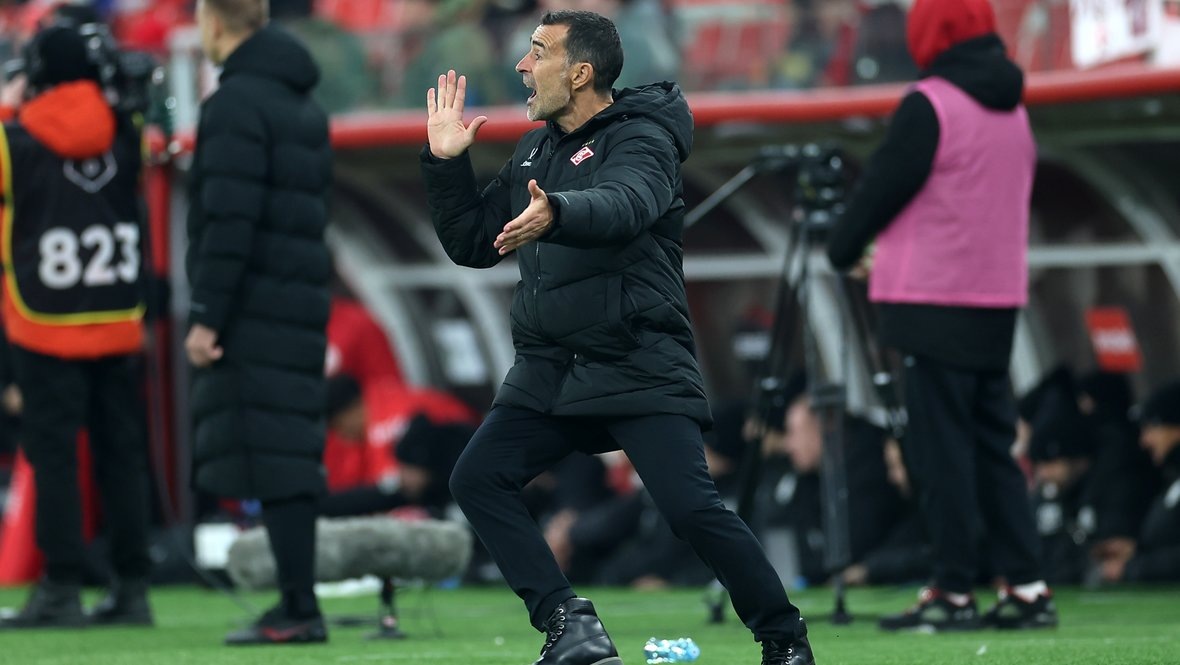    Главный тренер «Спартака» Хуан Карлос Карседо.Александр Федоров