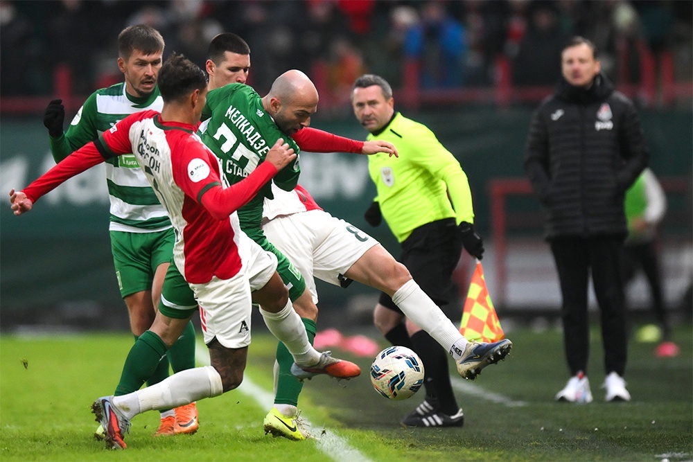    В чемпионате России любая команда, даже борющаяся за первое место, может оступиться в игре с середняком или аутсайдером. Нешуточная борьба идет во всех матчах. / РИА Новости