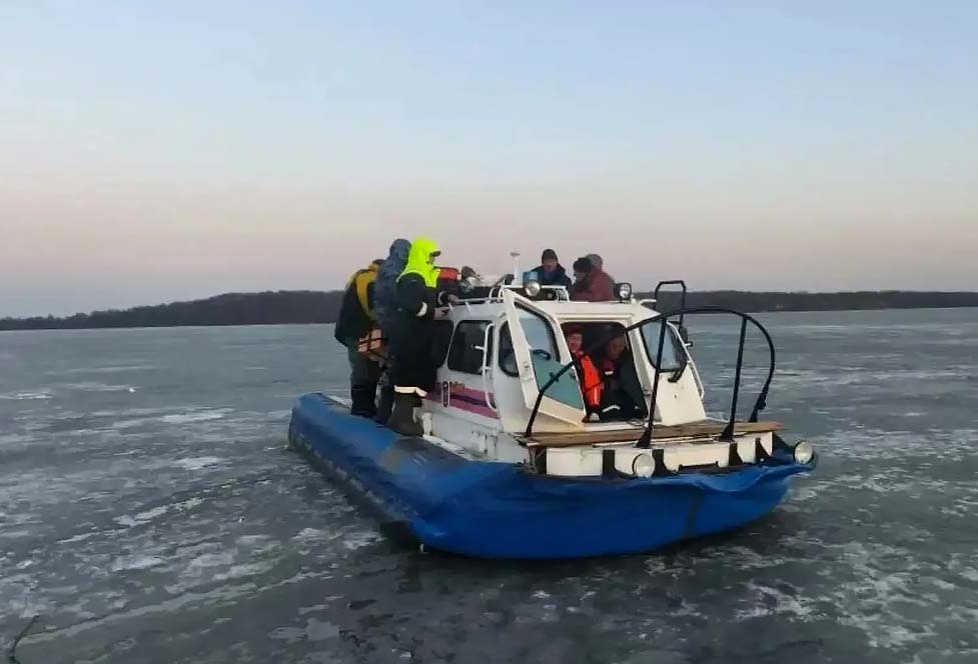   Рыбаки лед судно на воздушной подушке МЧС