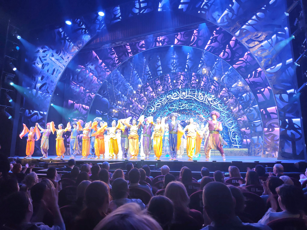 Финальный выход актеров "Последней сказки"