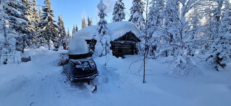 Рыбалка на хариуса в −30: Сломанный буран, ночевка в избушке и таёжная баня.