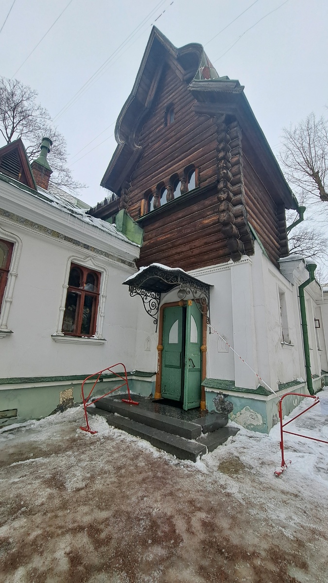 Крыльцо и пристройка в виде терема