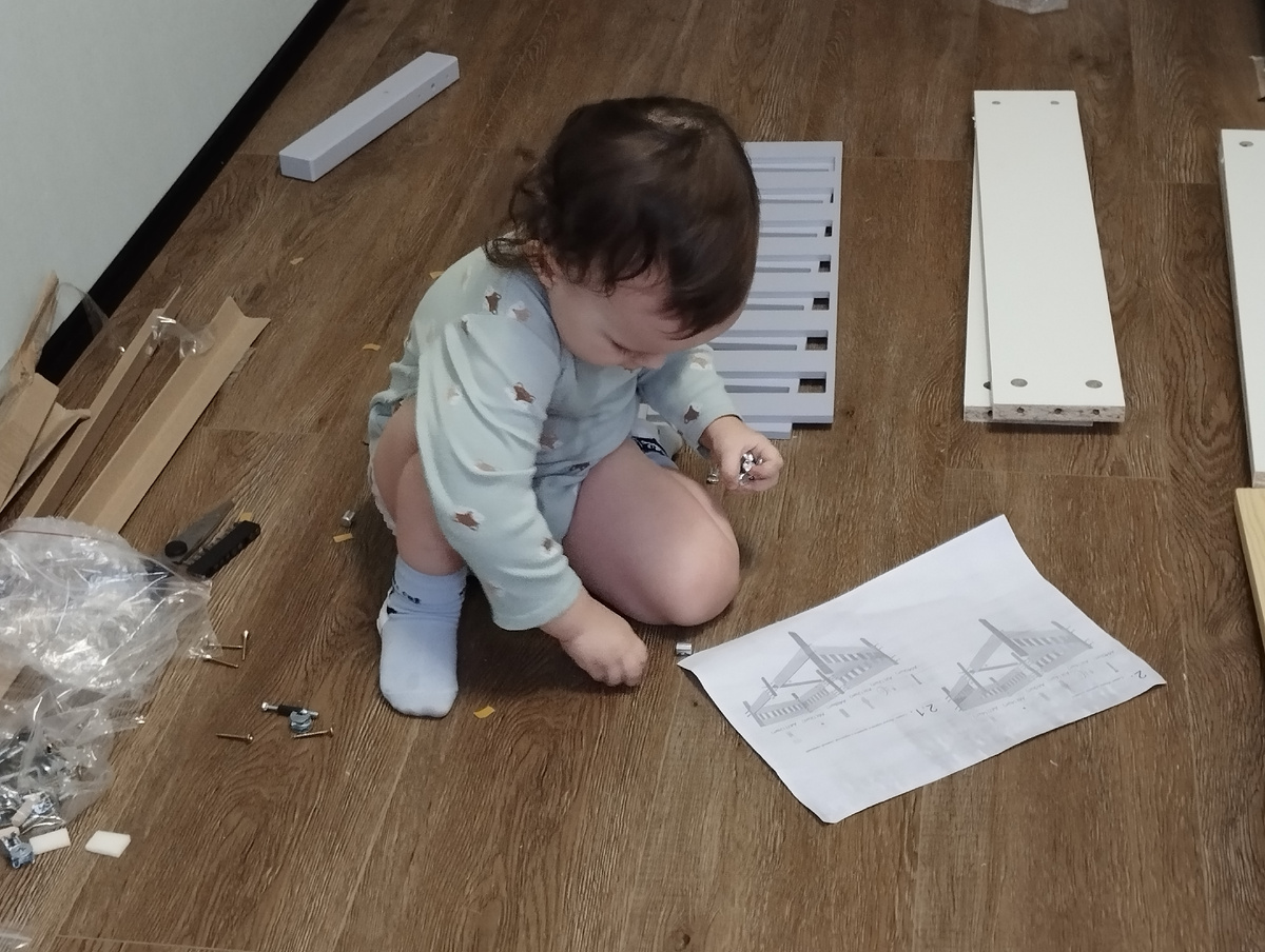 Процесс сборки кровати. Фото автора.