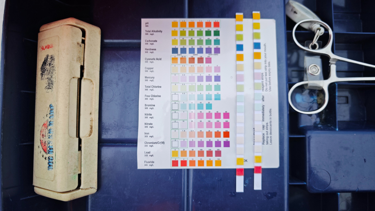 Общую химию воды с помощью тест-полосок