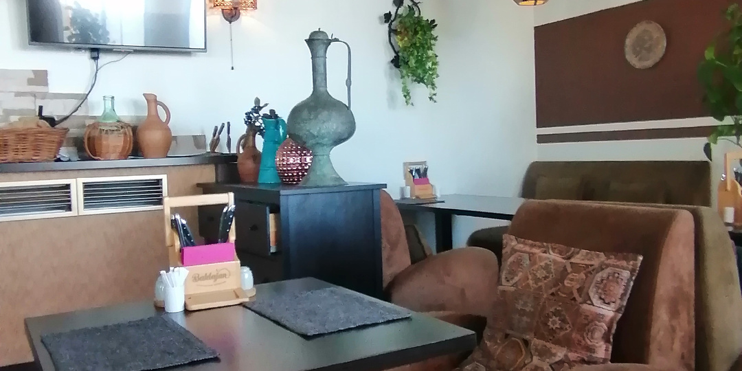 Готовить ужин нет времени и сил, поэтому мы пошли в кафе.