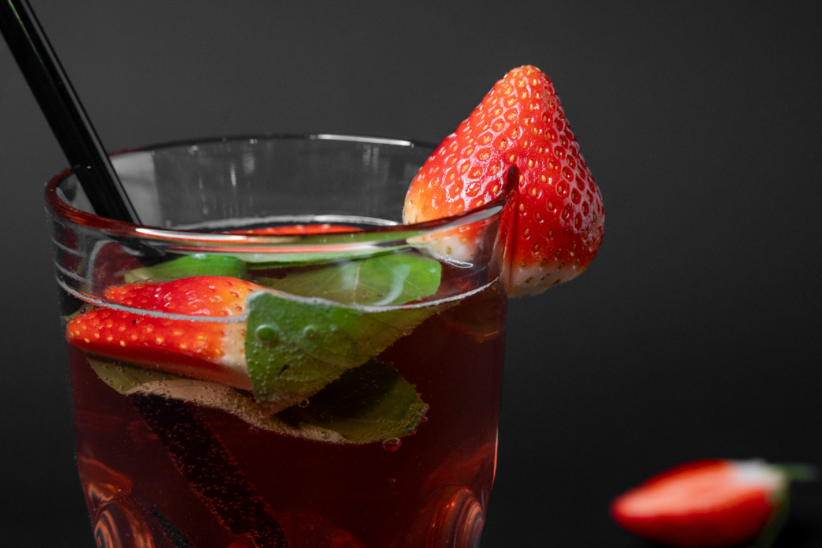 Клубника и листья базилика отличное дополнение