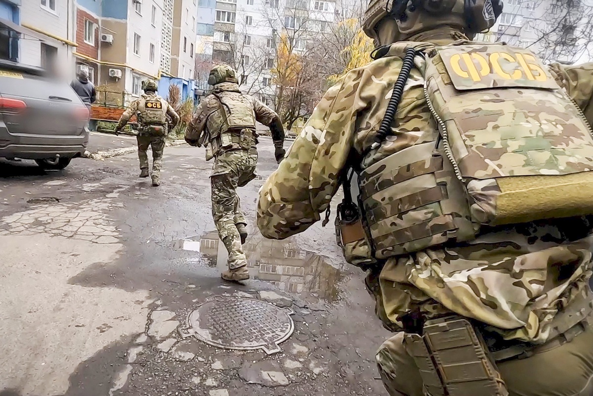    Момент задержания сотрудниками ФСБ в ДНР местного жителя, который по заданию украинских спецслужб пытался совершить теракт с использованием боевого отравляющего вещества. / Фото: ЦОС ФСБ РФ / ТАСС