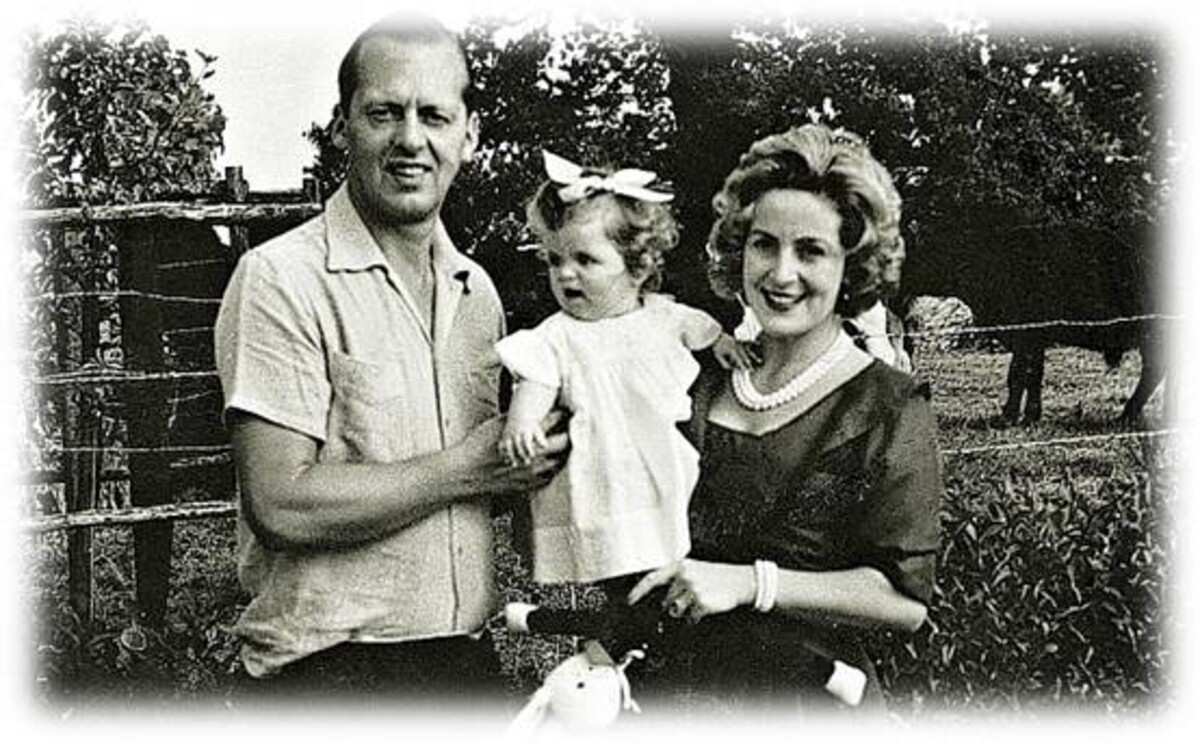 Белла Ахмадулина с отцом и матерью