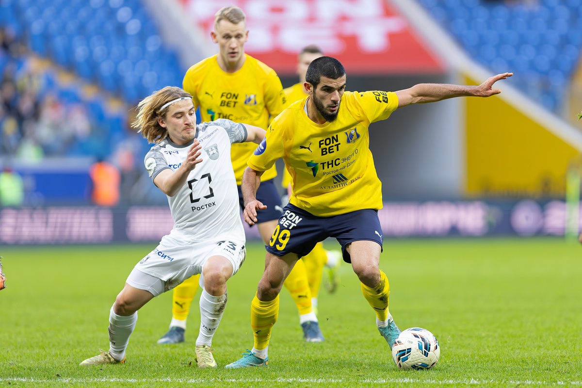 Нападающий «Ростова» Тимур Сулейманов (№ 99) против калининградца Максима Петрова. Фото из архива ФК «Ростов»