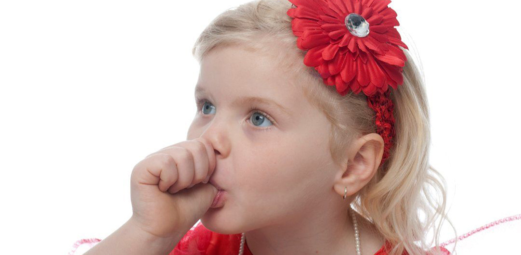 Как избавить ребенка от привычки сосать палец?