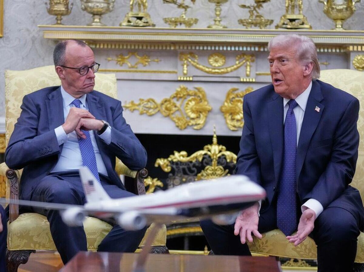    Президент США Дональд Трамп и канцлер Германии Фридрих Мерц во время встречи в Овальном кабинете Белого дома | © AP Photo / Mark Schiefelbein