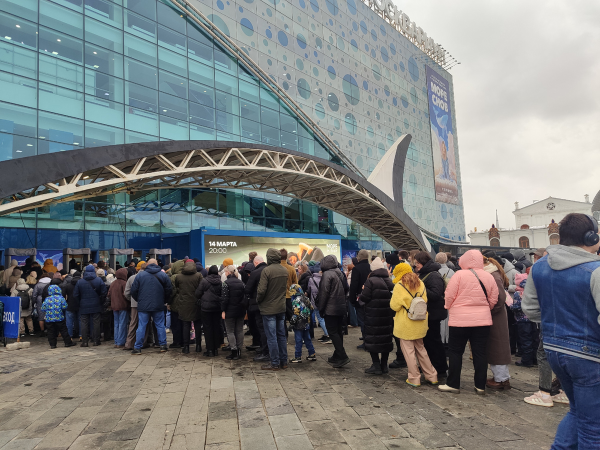 Очередь в москвариум. Бывшее место работы. Я думала, такие толпы остались в далеком прошлом. 